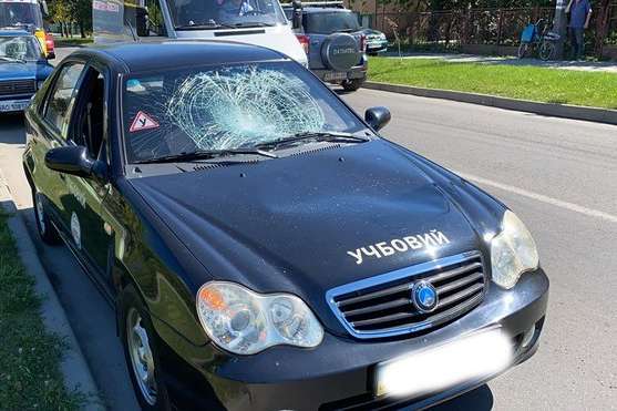 В Ужгороде мужчина за  несколько минут разбил 10 автомобилей и автобус: фото и видео