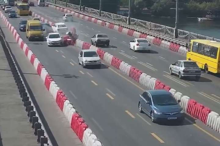Серйозне ДТП на мосту Патона: рух ускладнено в обох напрямках (відео)
