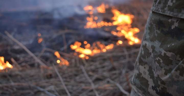 На Донбассе враг стреляет трассирующими пулями, пытаясь вызвать пожар