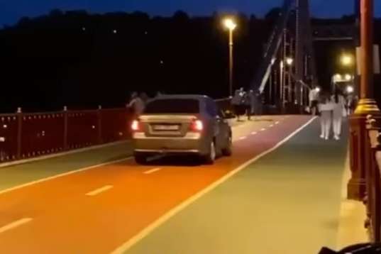 У Києві «кмітливий» водій авто проїхався пішохідним мостом (фото)