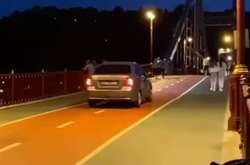 У Києві «кмітливий» водій авто проїхався пішохідним мостом (фото)