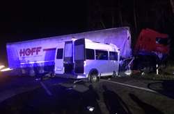 DAF на зустрічній смузі руху зіткнувся з легковиком ВАЗ та автомобілем Mercedes-Benz Sprinter