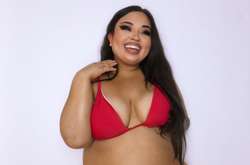 Очень пышная модель снялась в кружевном лифчике и прославилась (фото)