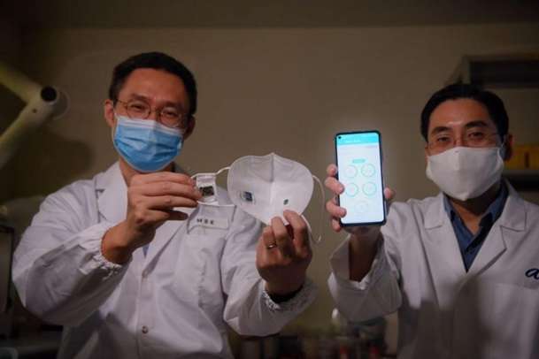 Сінгапурські вчені розробили маску, яка відслідковує симптоми коронавірусу