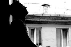 В Киеве задержали буйного мужчину: неадекват откусил отцу палец, изрезал старика и собакой разбил окно