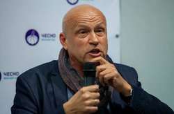 «Ледь ніс не розбив»: очевидці зняли, як ексвіце-прем'єр бив дитину на вулиці