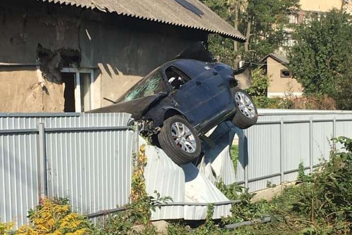 У Чернівцях BMW протаранив паркан: водія на місці ДТП не застали