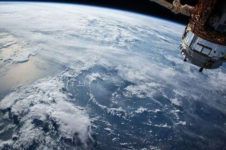 «Роскосмос» попередив про можливе зіткнення МКС з американським супутником