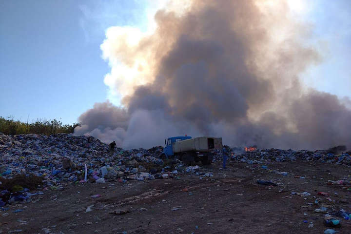 На Миколаївщині горить міське сміттєзвалище: фото