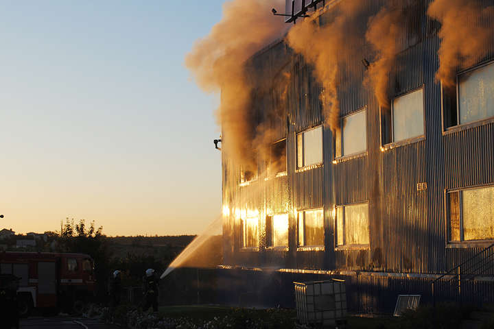 У Миколаєві сталася пожежа на текстильній фабриці: гасили 2 години