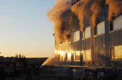 У Миколаєві сталася пожежа на текстильній фабриці: гасили 2 години