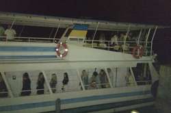 На Дніпрі через поломку двигуна зупинився теплохід із 77 пасажирами на борту