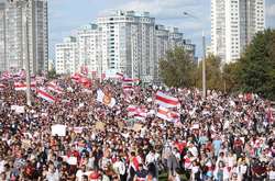У білоруській столиці в неділю проходить акція протесту. Число її учасників, за даними спостерігачів, перевищила 150 тисяч осіб