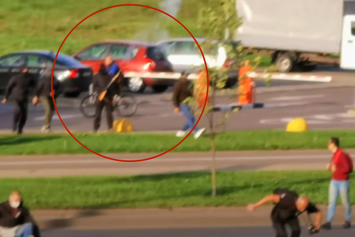 З’явилося відео, як невідомий стріляє з рушниці під час протестів у Мінську