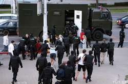 У Мінську затримано понад 400 протестувальників. Затримання тривають
