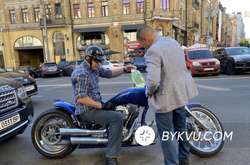 Кличко на мотоциклі заглох в центрі Києва і заправився з пляшки: відео