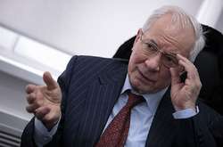 Азаров поскаржився, що його видалили з Facebook і YouTube