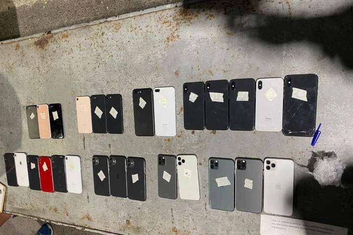 Буковинець «забув» задекларувати 27 iPhone: ґаджети конфіскували