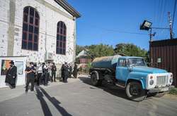 Місцеві жителі перекрили проїзд машини до вигрібної ями