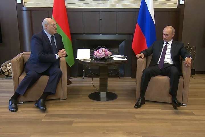 Поза васала. Про що говорять фото зустрічі Лукашенка і Путіна