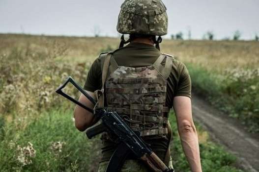 На Донбасі підірвався на вибухівці український боєць