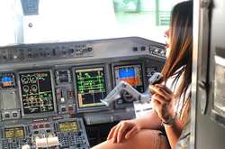Слишком откровенное фото стюардессы в кабине пилотов взорвало сеть