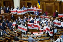 На підтримку білоруського народу у Верховній Раді розгорнули біло-червоно-білі прапори