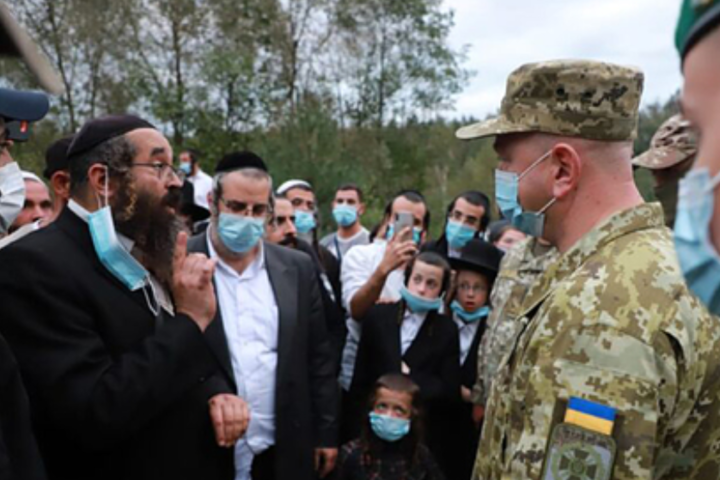 Хасидів, які застрягли на кордоні України, нагодували кошерною їжею