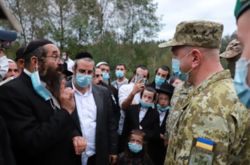Хасидів, які застрягли на кордоні України, нагодували кошерною їжею