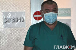   Завідувач відділенням анестезії та інтенсивної терапії Валерій Сивоконюк  
  