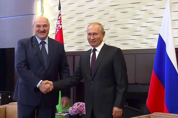 Сценарий Януковича: зачем Путин дает кредит Лукашенко