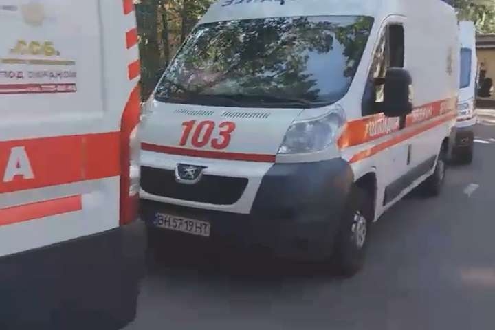 Біля «коронавірусних» лікарень Одеси величезні черги швидких (відео)