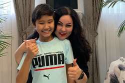 13-летний Арулат Мухаметкали с мамой