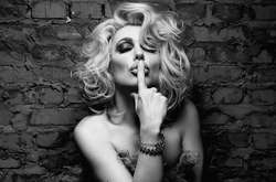  Ведущая снялась в стильной черно-белой фотосессии 
  