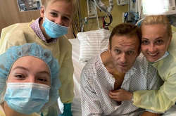  
 
 Перше фото Навального з моменту втрати свідомості 20 серпня 
 
 