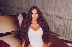 Ким Кардашьян в откровенном мини опустилась на коленки (фото)