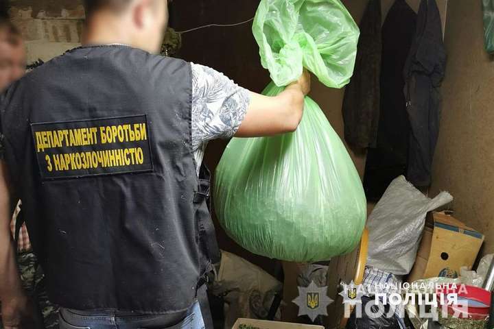 У жителя Чернігівщини вилучили наркотиків на мільйон гривень (фото, відео)