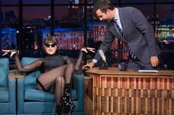 Полуголая Maruv подарила российскому ведущему свои поношенные трусики