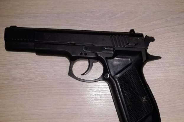  У Калинівському районі чоловік погрожував сусідці пістолетом