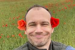 Міністр юстиції України Денис Малюська з маками у вухах