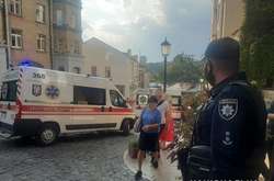 Наразі правоохоронці здійснюють першочергові слідчі дії та з'ясовують усі обставини та причини вибуху
