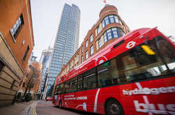  Автобус на водневих паливних елементах на вулицях Лондона 
   
  
