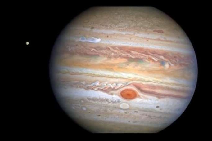 NASA виявило на Юпітері шторм, який здатний поглинути Землю