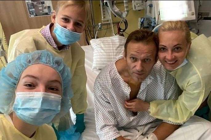 Соратниця Навального розповіла про його самопочуття у лікарні