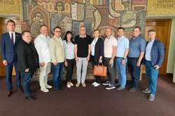  Народні депутати України та Анатолій Загородній, віце-президент НАНУ, директор Інституту теоретичної фізики ім. М.Боголюбова (по центру) 