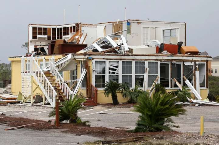 Руйнівний ураган Саллі просувається вглиб США (фоторепортаж)