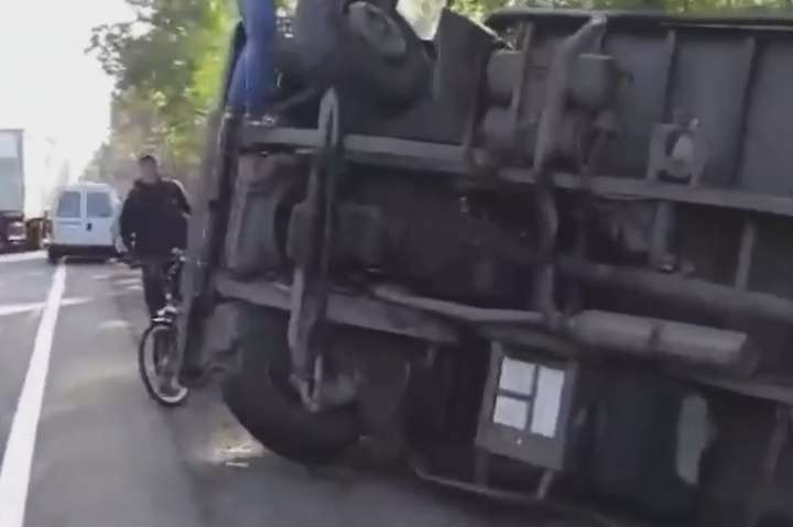 У Києві перекинулась вантажівка: на ходу відвалилось колесо (відео)