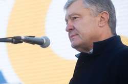 Порошенко жорстко розкритикував владу за скорочення витрат на армію