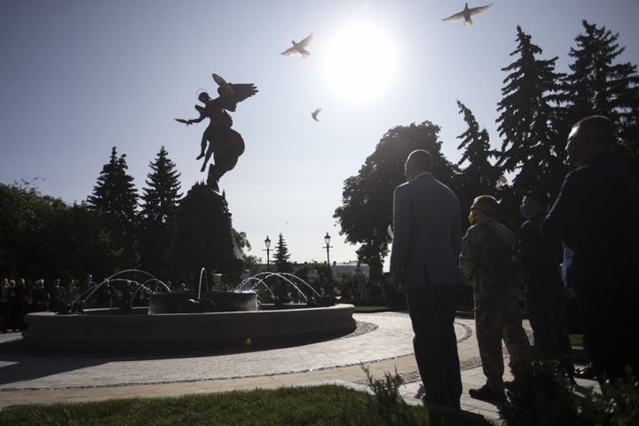 Кличко у Києві відкрив фонтан з фігурою Архистратига Михаїла (фото, відео)