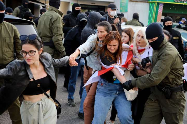 Силовики жорстоко розігнали жіночий марш у Мінську. Сотні затриманих